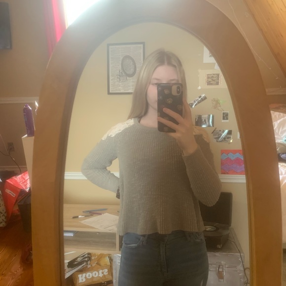 Hollister sweater - Picture 2 of 2